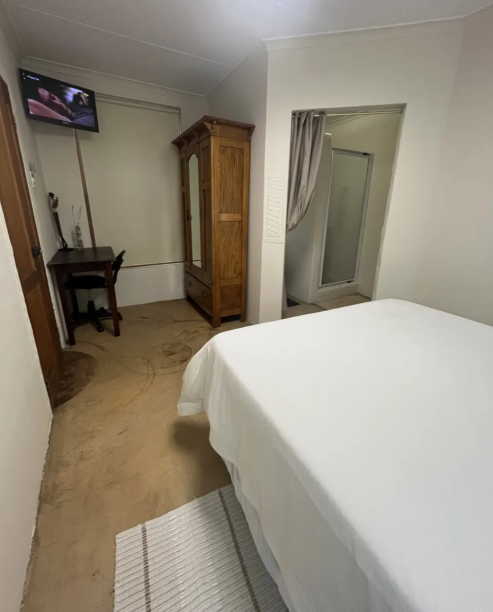 Double room with wardrobe, desk and TV